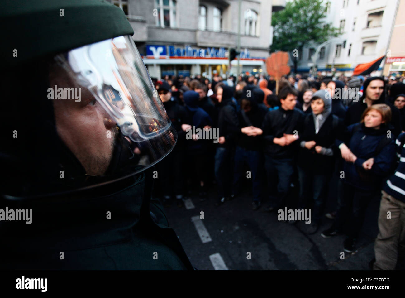 I poliziotti tedeschi affrontano i leftisti e gli attivisti dell'ala estrema sinistra di Antifa durante i raduni di protesta nella Giornata internazionale dei lavoratori, nota anche come Festa del lavoro o Festa di maggio il 01 maggio nel distretto di Kreuzberg, Berlino, Germania Foto Stock