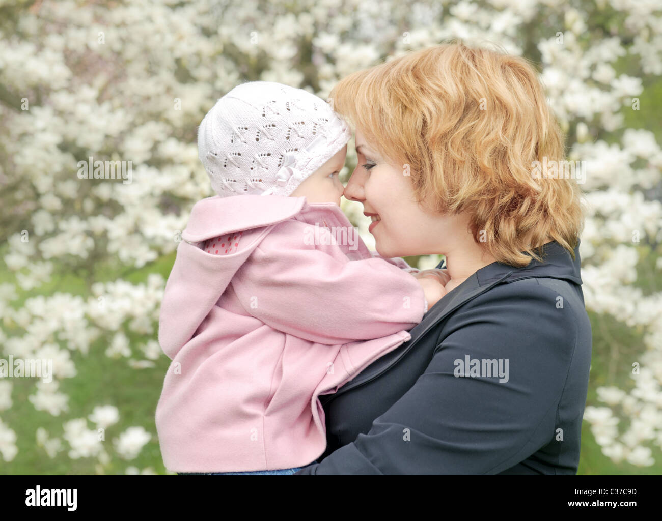 Madre e figlia nel parco. La felicità Foto Stock