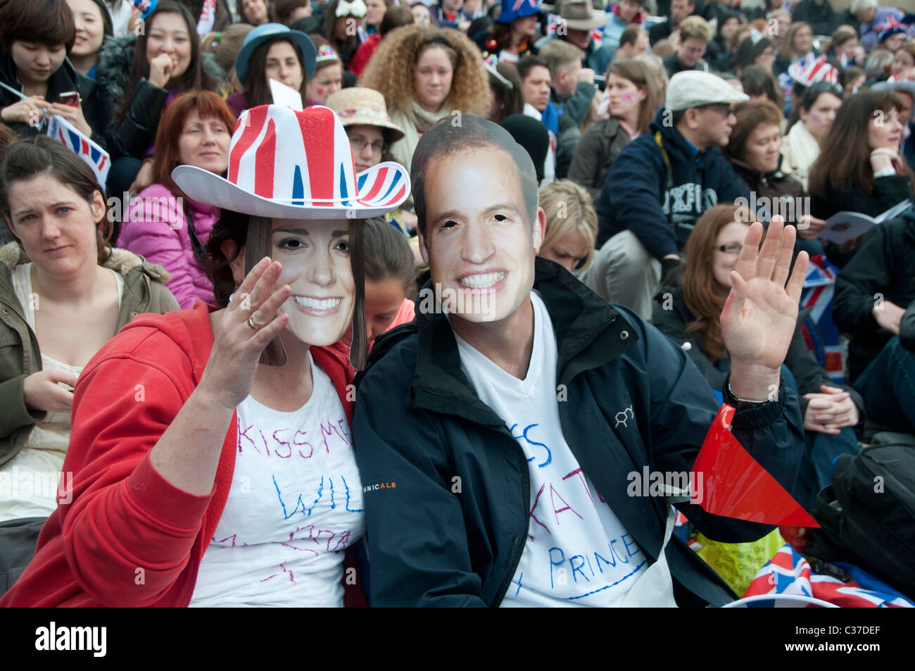 Il 29 aprile 2011 Royal Wedding. Trafalgar Square. Coppia con Kate e maschere in mezzo alla folla. Foto Stock