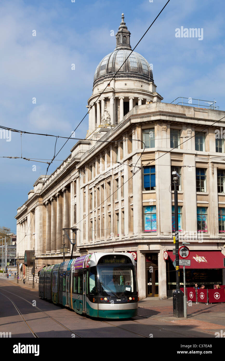 NET nottingham il tram che passa il consiglio di alloggiare fino il pollame a Victoria street Nottingham City Centre Inghilterra GB UK EU Europe Foto Stock