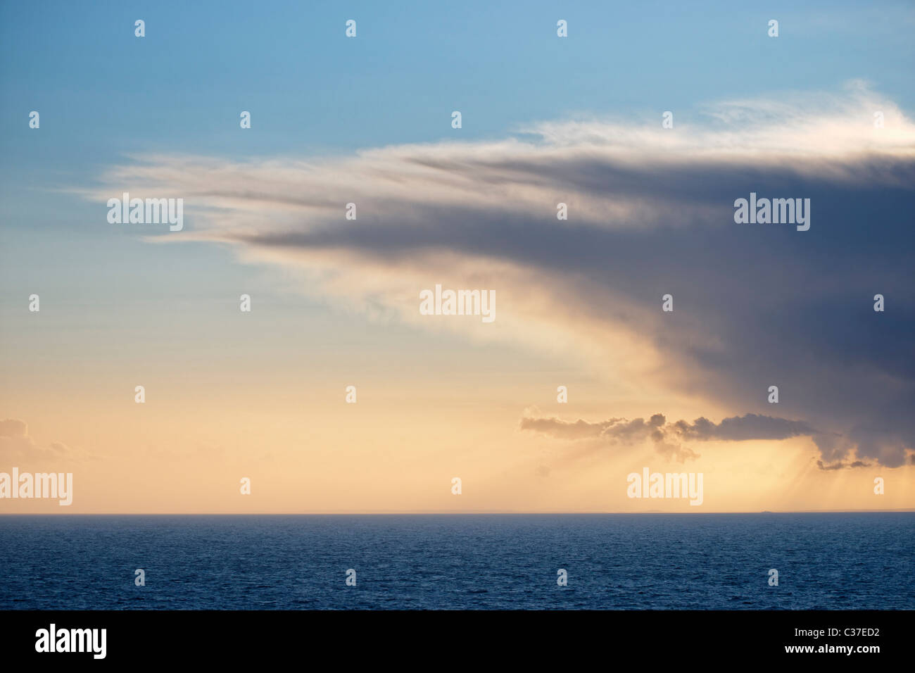Cumulonimbus cloud sull'Oceano Atlantico. Foto Stock