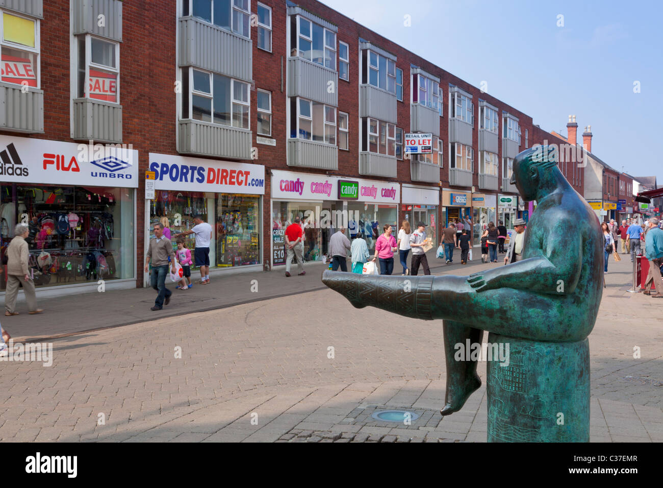 La calza della statua di Shona Kinloch nel Loughborough Market Place Leicestershire Inghilterra GB UK EU Europe Foto Stock
