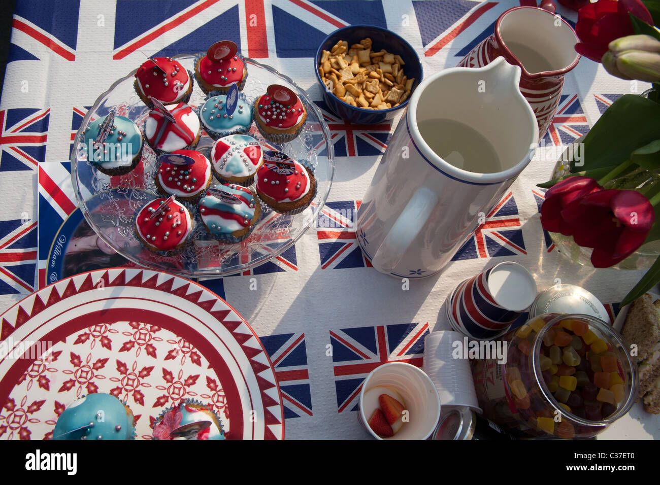 Tazza di torte e spuntini durante le nozze del principe William e Kate Middleton - Partito Street London REGNO UNITO Foto Stock