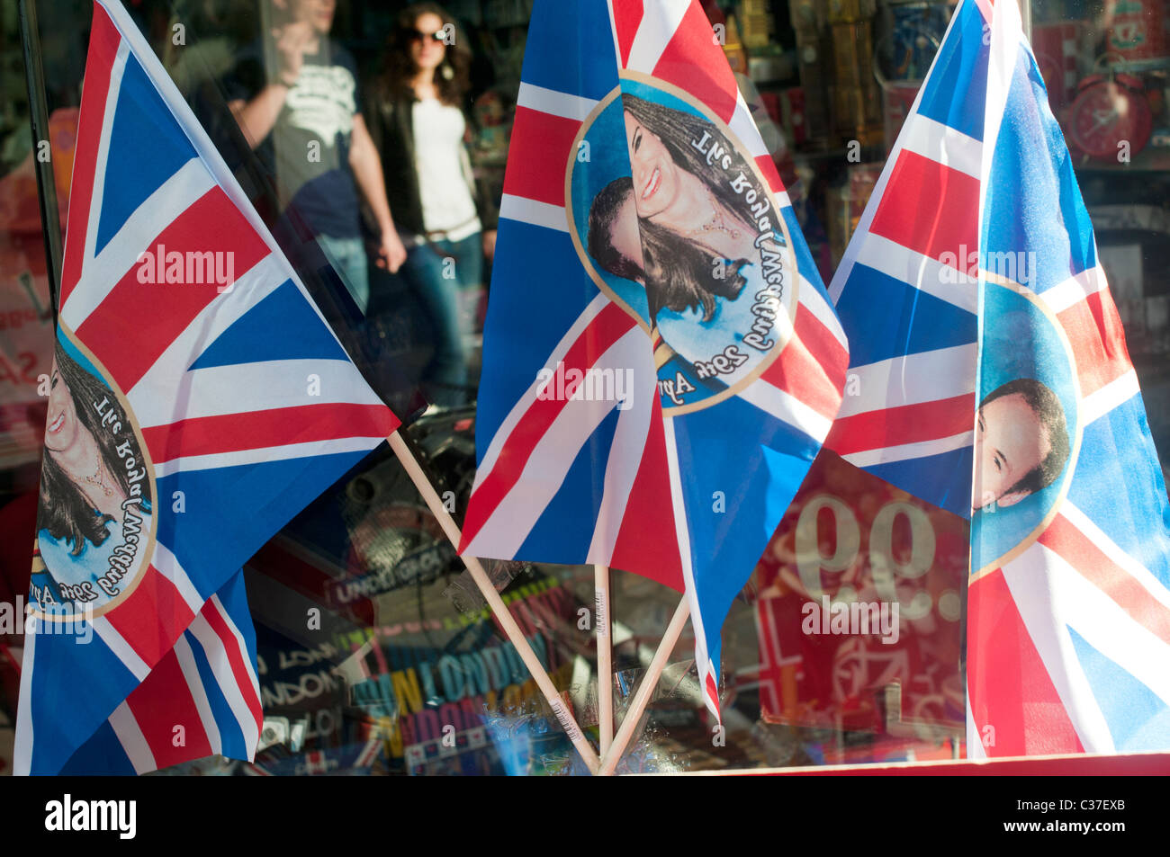 Londra Aprile 2011. Chiosco turistico Unione vendita martinetti per commemorare il Royal Wedding Foto Stock