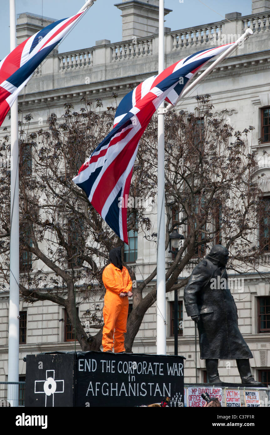 Londra Aprile 2011. Protesta di fronte al parlamento con protester vestito in arancione Guantamano prigione uniforme e unione dei martinetti Foto Stock
