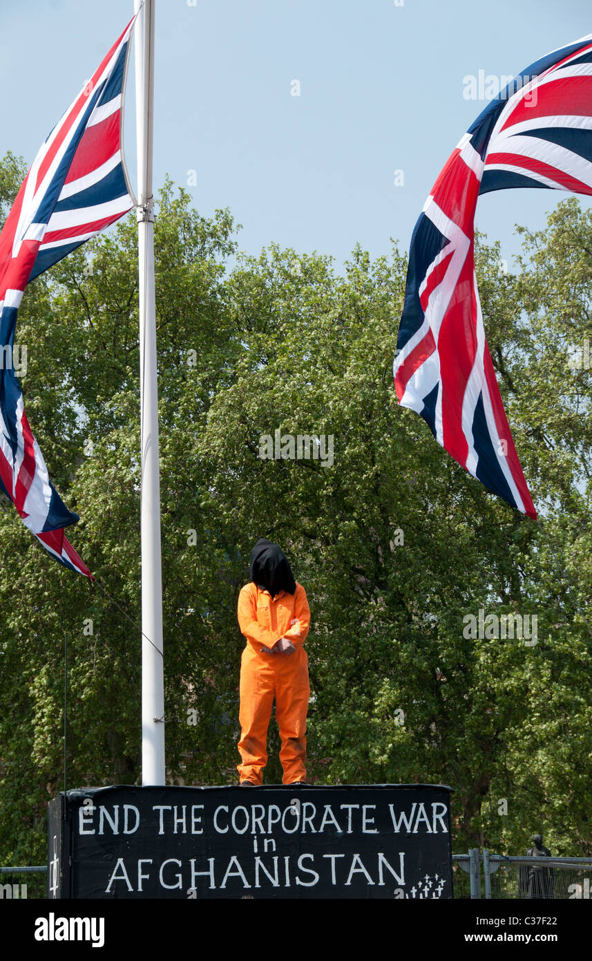 Londra Aprile 2011. Protesta di fronte al parlamento con protester vestito in arancione prigione di Guantanamo uniforme e unione dei martinetti Foto Stock