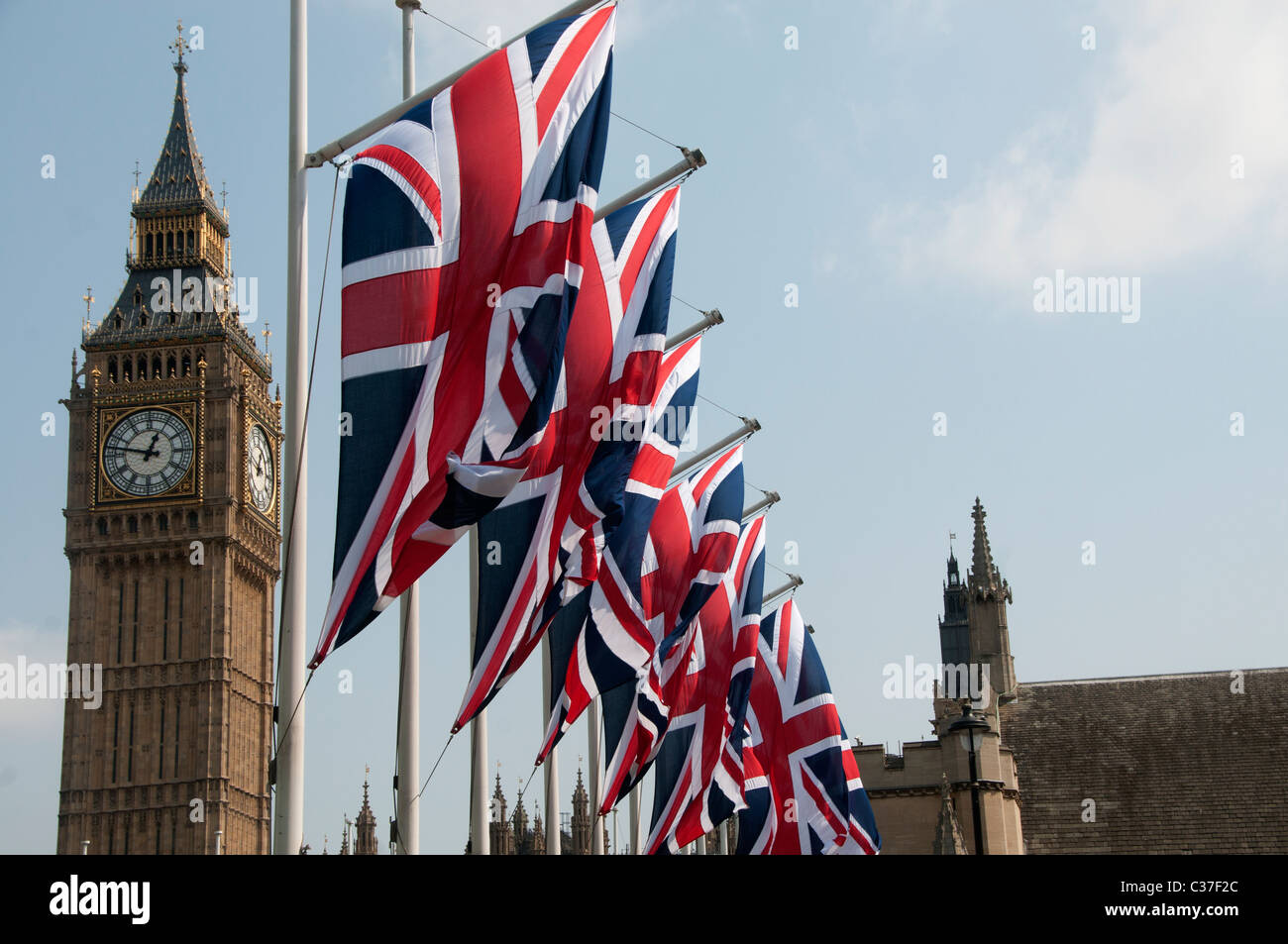 Londra Aprile 2011. Big Ben e Union Jack in preparazione per il Royal Wedding. Foto Stock