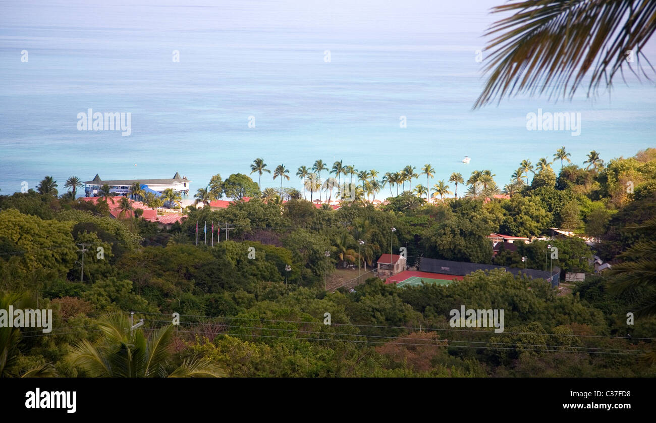 Vista di Dickenson Bay da Tradewinds hotel Foto Stock