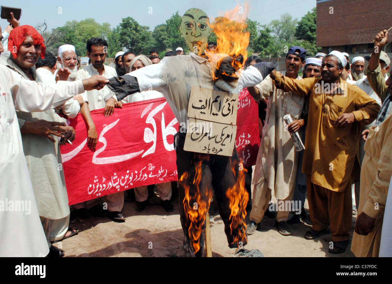 Membri dei ferrovieri Unione bruciano effigie di durante la manifestazione di protesta contro il Fondo monetario internazionale (FMI) Foto Stock