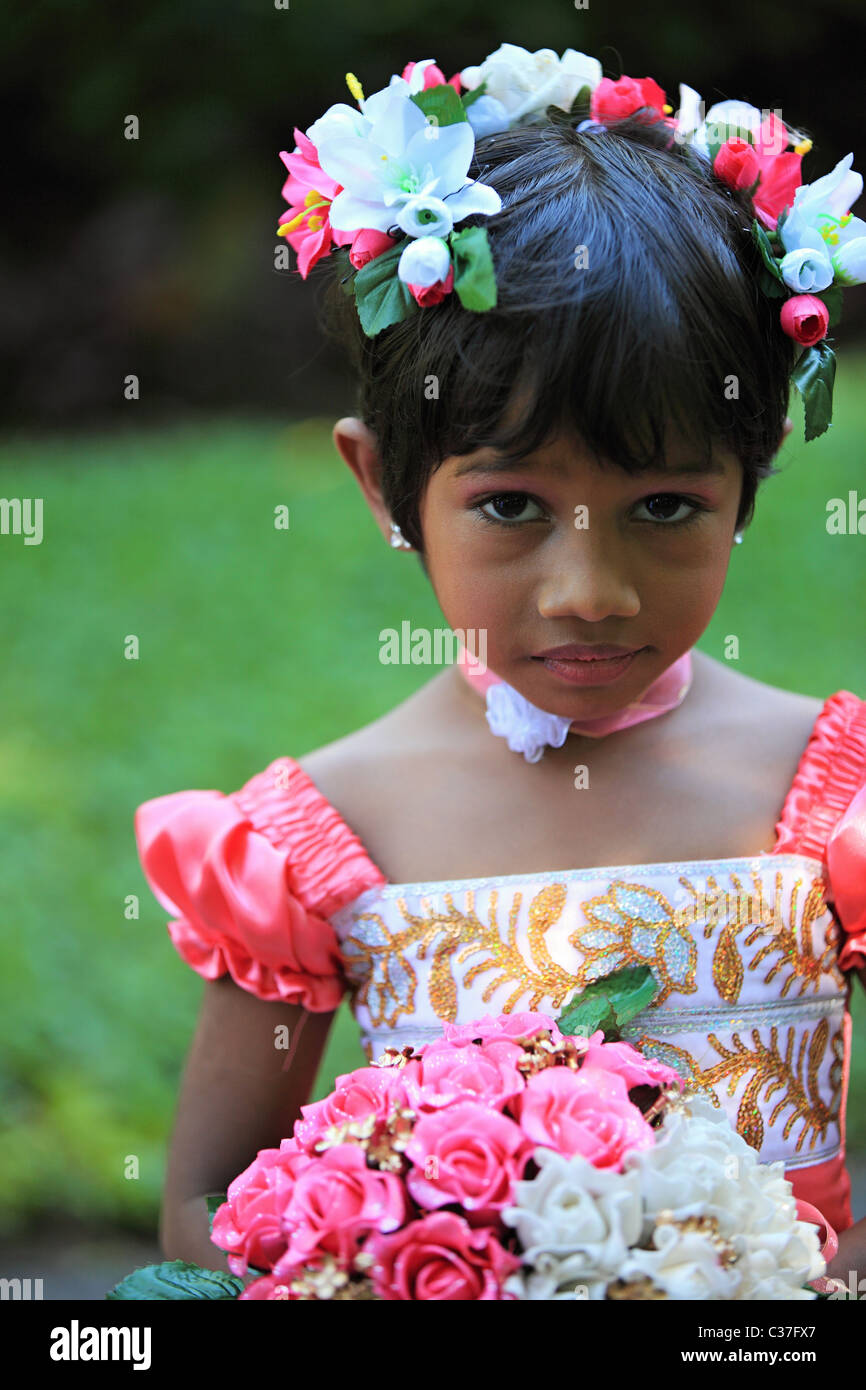 Il governo dello Sri Lanka ragazza con i fiori nel tradizionale abito da sposa Foto Stock