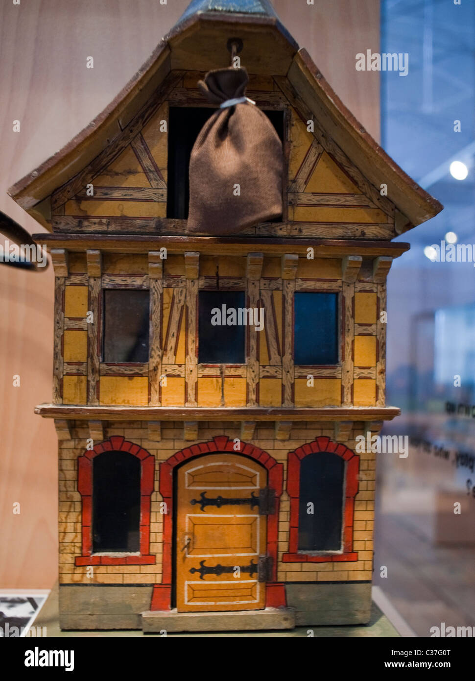Londra, Regno Unito, Casa delle bambole d'epoca per bambini in mostra all'interno del "London Toy & Model Museum" giocattoli d'epoca, arte storica londinese, giocattoli d'antiquariato Foto Stock