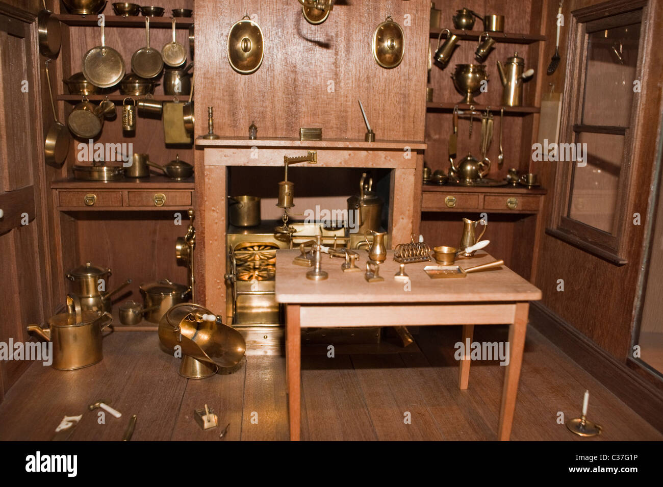 Londra, Regno Unito, antichi per bambini casa di bambola sul display all'interno di 'London Toy & Model Museum' 'Modello di una cucina in stile vittoriano' 1860 Foto Stock