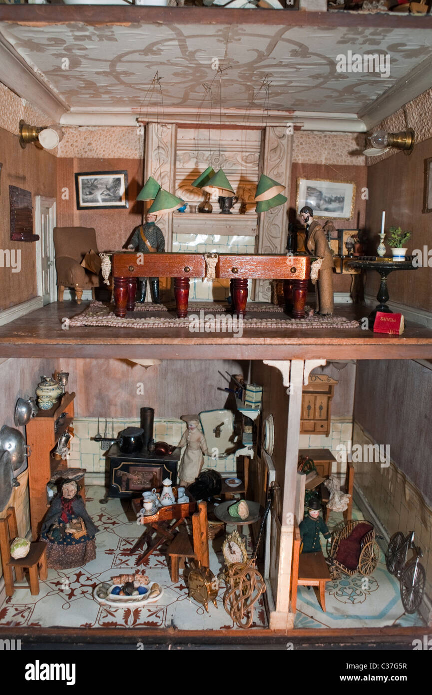 Londra, Regno Unito, antichi per bambini casa di bambola sul display all'interno di 'London Toy & Model Museum", "Amy Miglia House, 1890s' Foto Stock