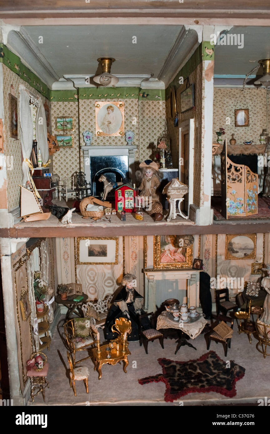 Londra, Regno Unito, Casa delle bambole per bambini in mostra all'interno del "London Toy & Model Museum" "Amy Miles House", giocattoli vintage anni '1890, arte storica londinese, giocattoli vecchio stile Foto Stock