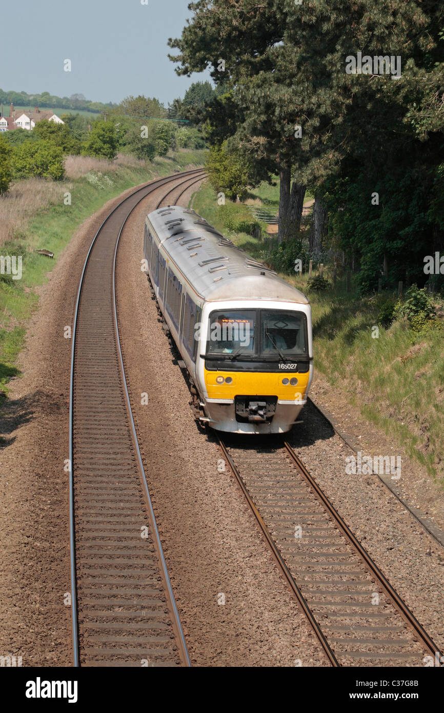 Il Chiltern Railways DMU (Rif. 165027) in Chilterns, vicino Wendover, Buckinghamshire, UK. Foto Stock