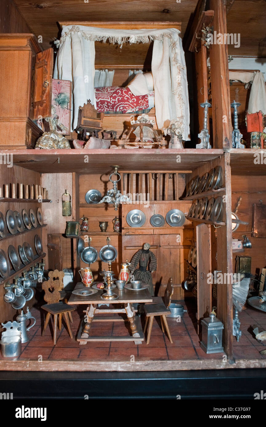Londra, Regno Unito, antichi per bambini casa di bambola sul display all'interno di 'London Toy & Model Museum' 'casa di Norimberga, 1673' Foto Stock