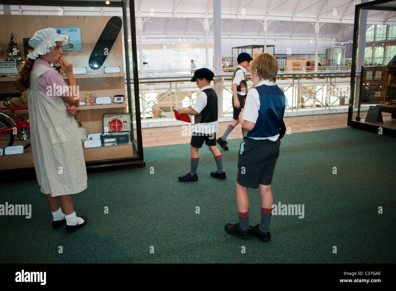 Londra, Regno Unito, gruppo di scolari visitano visualizza all'interno di 'London Toy & Model Museum' Foto Stock