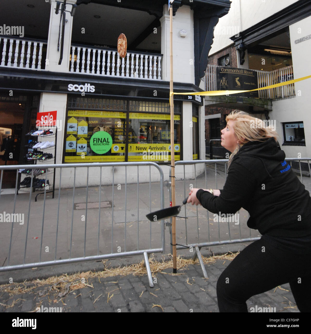 Pancake tossing gara Chester, Cheshire, Inghilterra Foto Stock