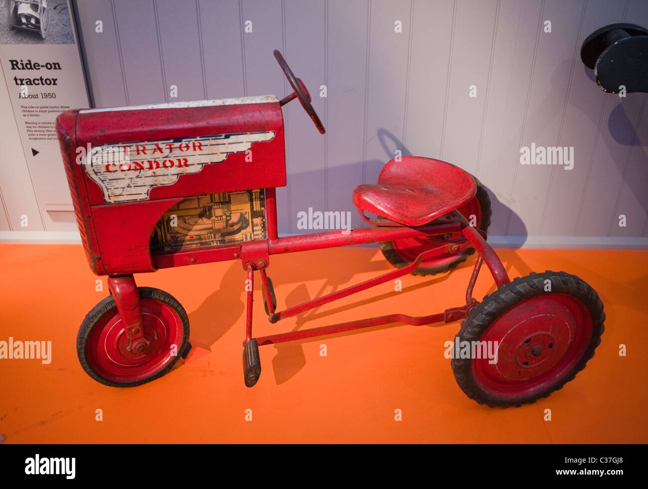 Londra, Regno Unito, per bambini giocattoli Vintage sul display all'interno di 'London Toy & Model Museum' 'giro sul trattore' 1950 Foto Stock