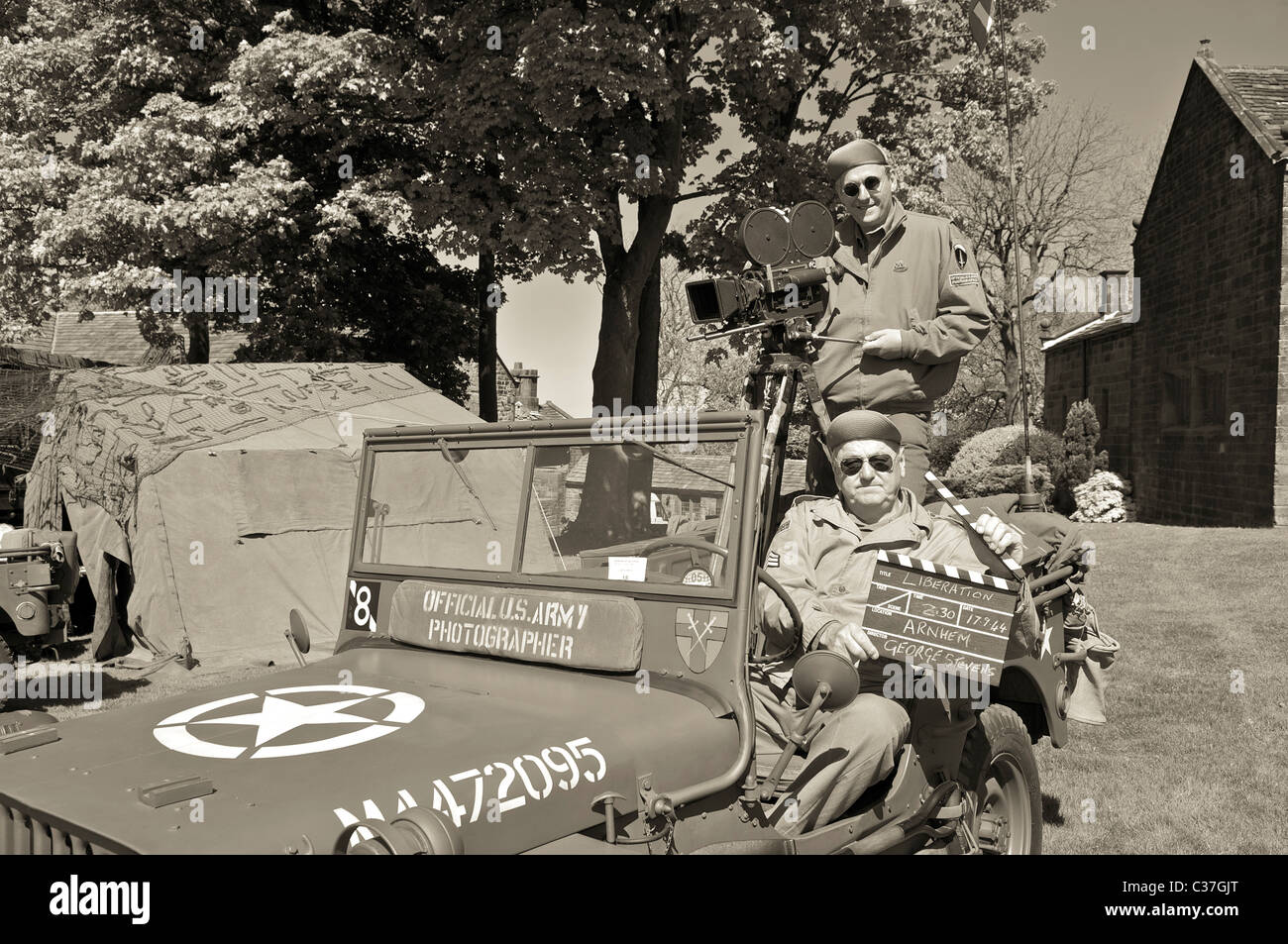 La seconda guerra mondiale la rievocazione. US Army fotografie e film unità presso la liberazione di Arnheim Foto Stock