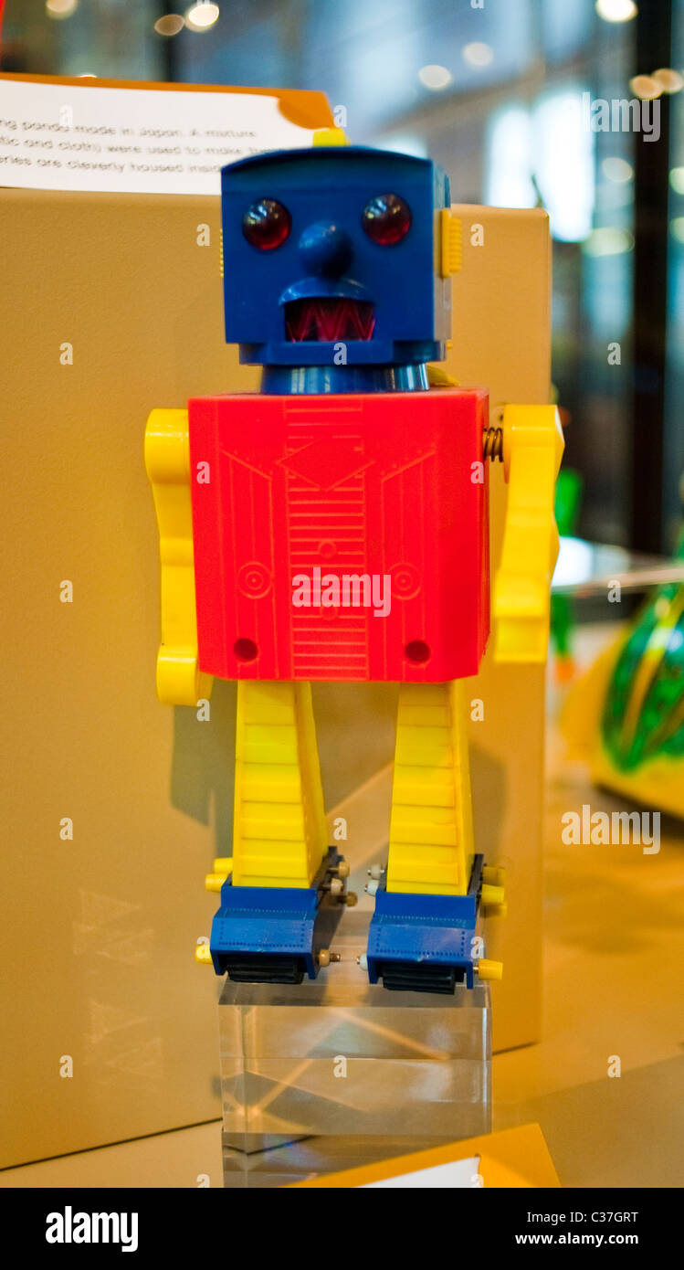 Londra, Regno Unito, giocattoli per bambini, in mostra all'interno del "London Toy & Model Museum", Toy robot Vintage Foto Stock