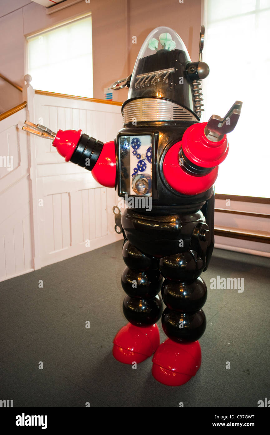 Londra, Regno Unito, espone all'interno del "London Toy & Model Museum", un giocattolo robotico con scultura vintage, opere d'arte in plastica, giocattoli in vecchio stile Foto Stock