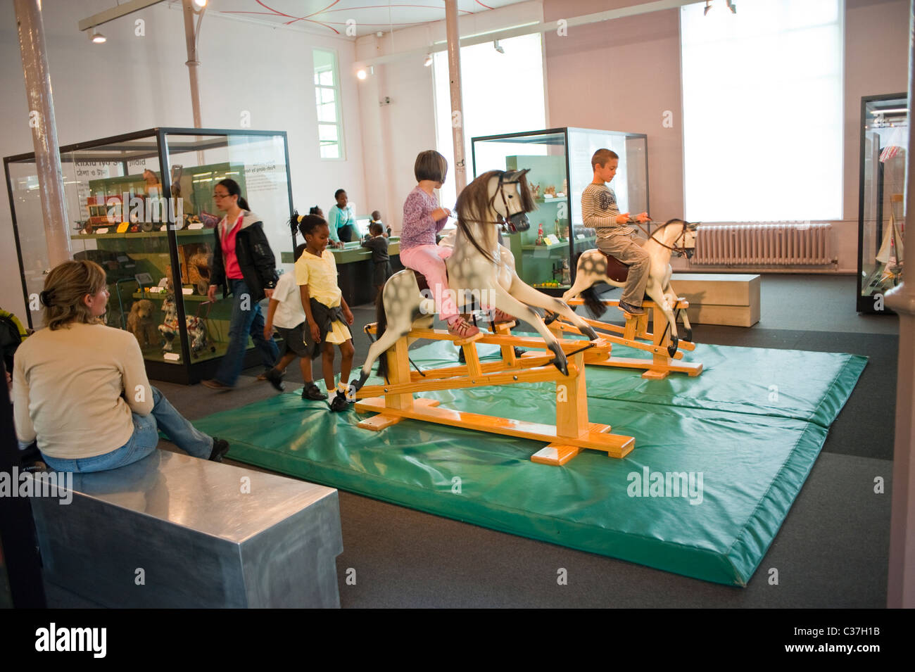 Londra, Regno Unito, gruppi scolastici bambini che visitano mostre all'interno del London Toy & Model Museum » giocattolo vintage Foto Stock