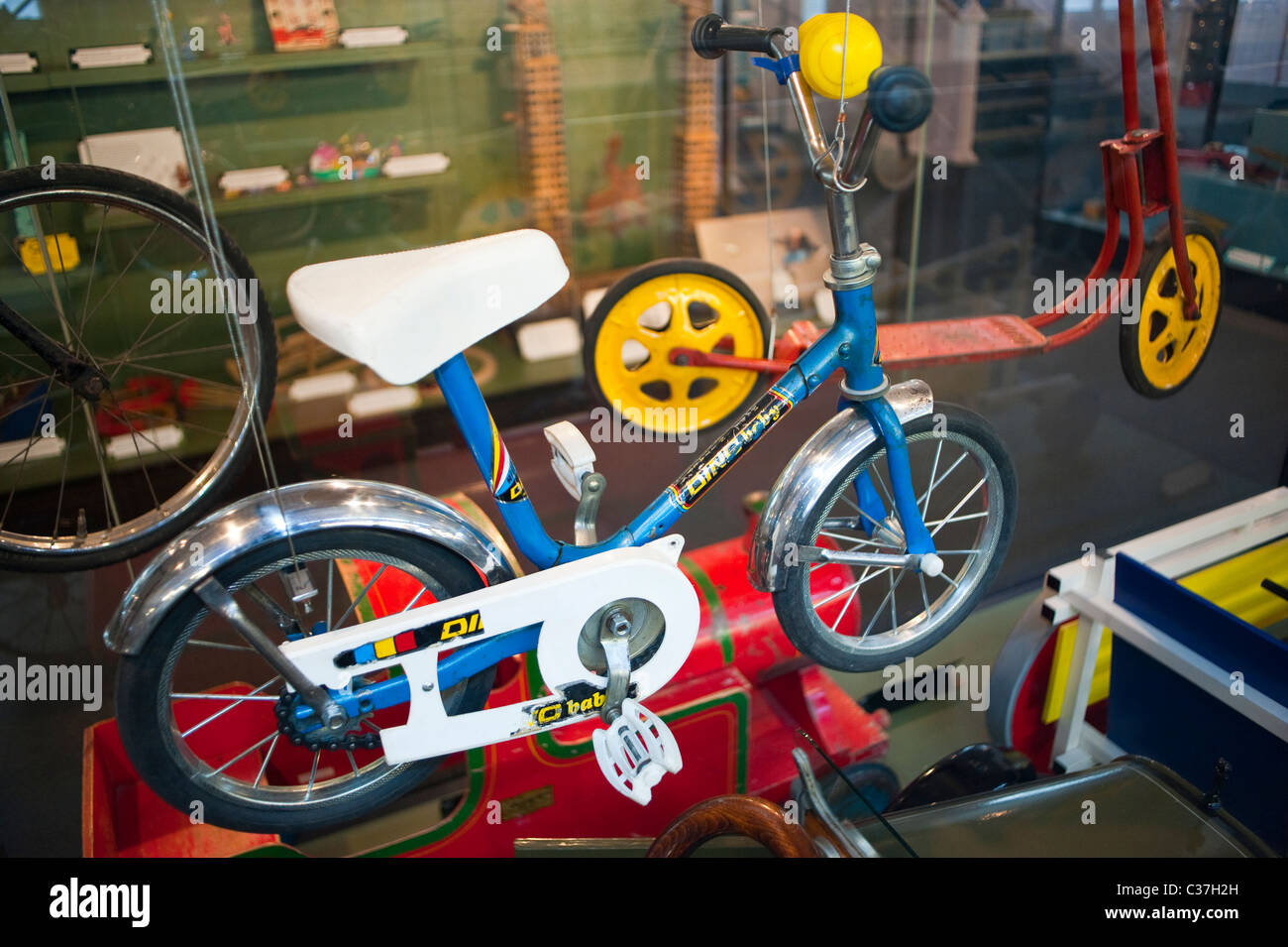 London, Regno Unito, Old Child's Bicycle in mostra all'interno del museo dei giocattoli e delle modelline di Londra » giocattoli antichi Foto Stock