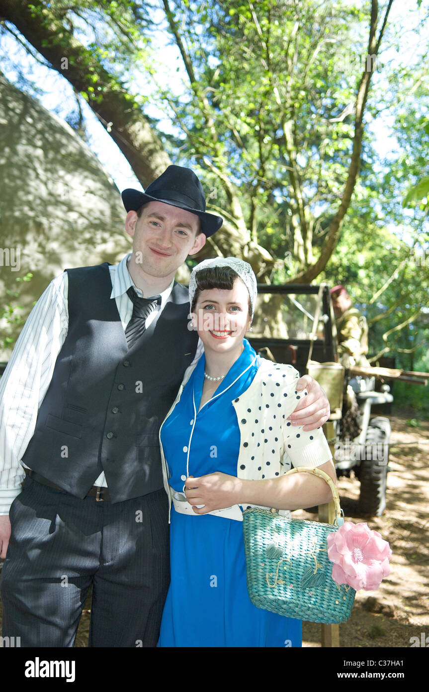 Evento della società di rievocazione della seconda guerra mondiale tenutosi a Hoghton Towers, Lancashire, Inghilterra. Civili in abito anni '40 Foto Stock