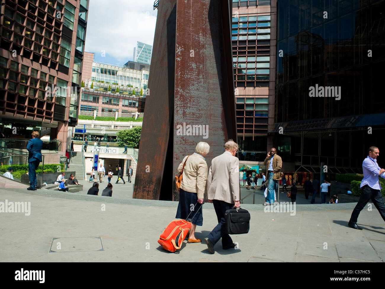 Londra, Inghilterra, persone, valigie, Street Scenes, 'Broadgate District', King's Cross District, scultura moderna Foto Stock