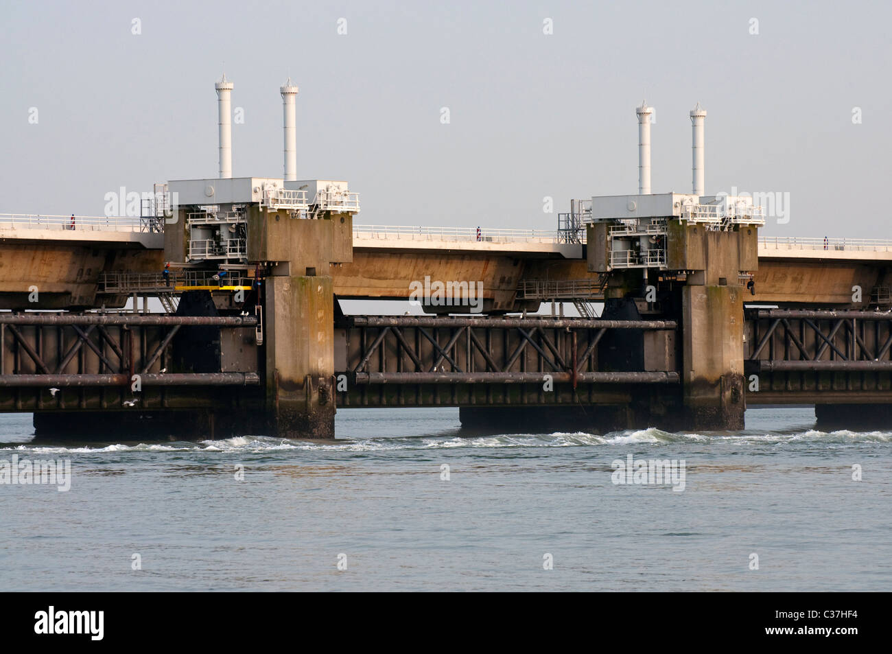 Schelda orientale mareggiata barriera tra le isole Schouwen-Duiveland e Noord-Beveland, Zeeland, Paesi Bassi Foto Stock