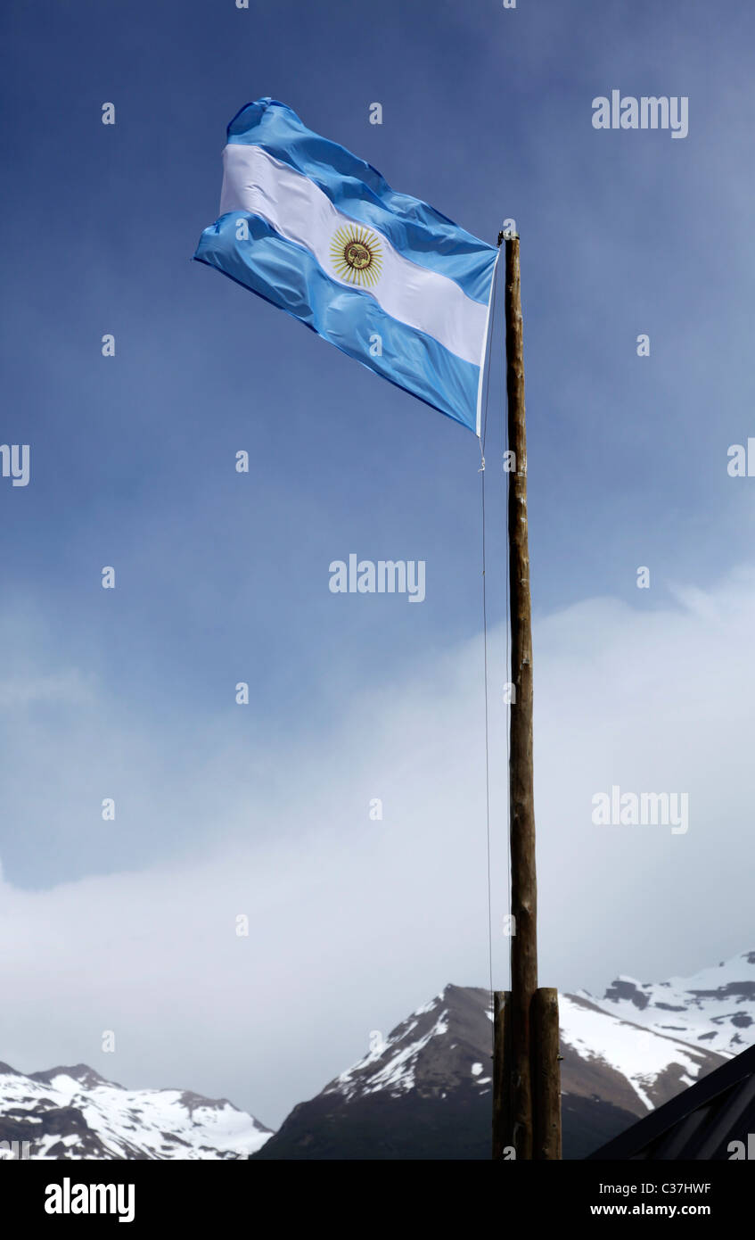 Bandiera dell'Argentina volare al Ghiacciaio Perito Moreno, El Calafate, Patagonia, Argentina, Sud America. Foto Stock