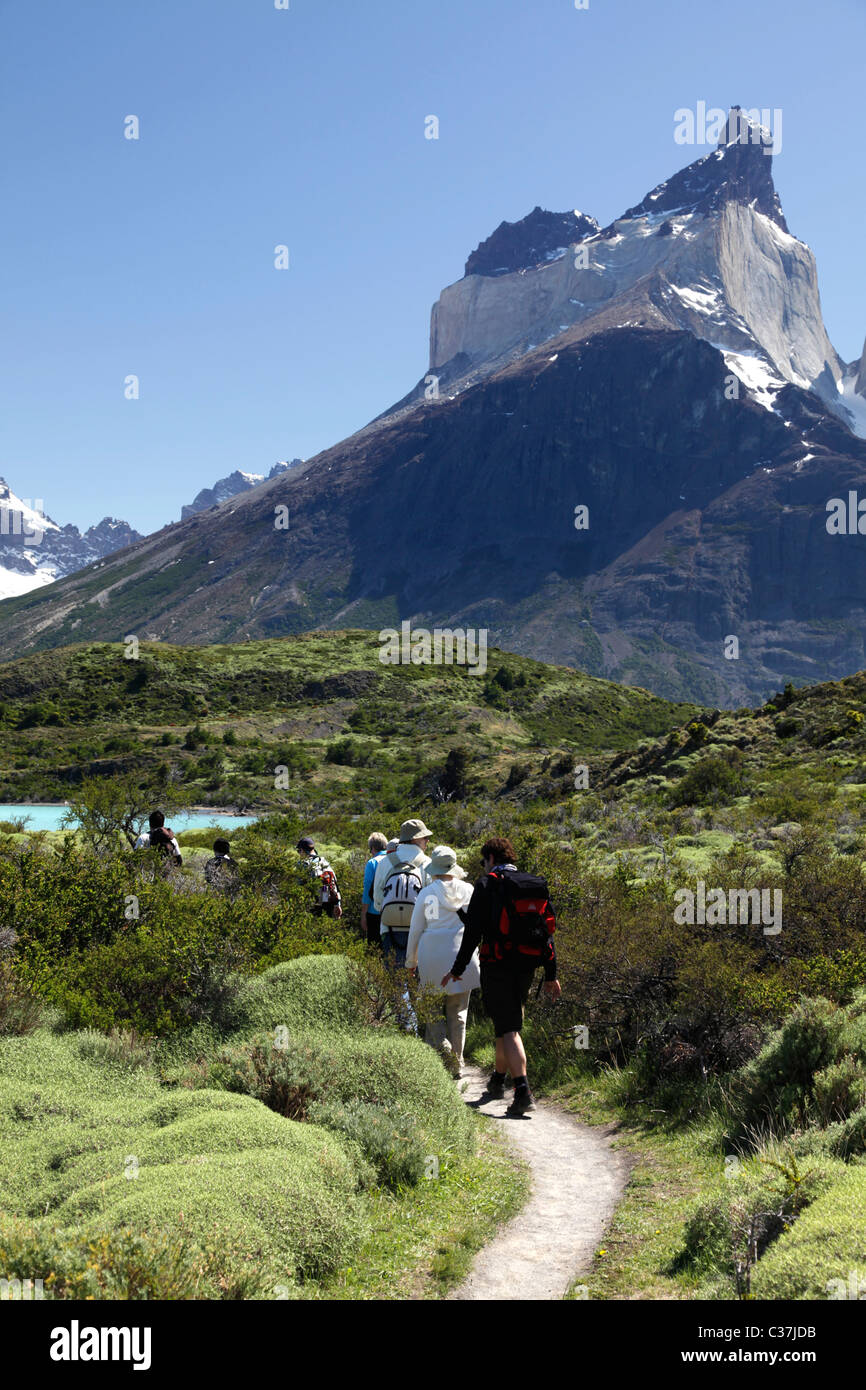 I turisti escursioni nel Parco Nazionale di Torres del Paine nella Patagonia cilena, Sud America. Foto Stock