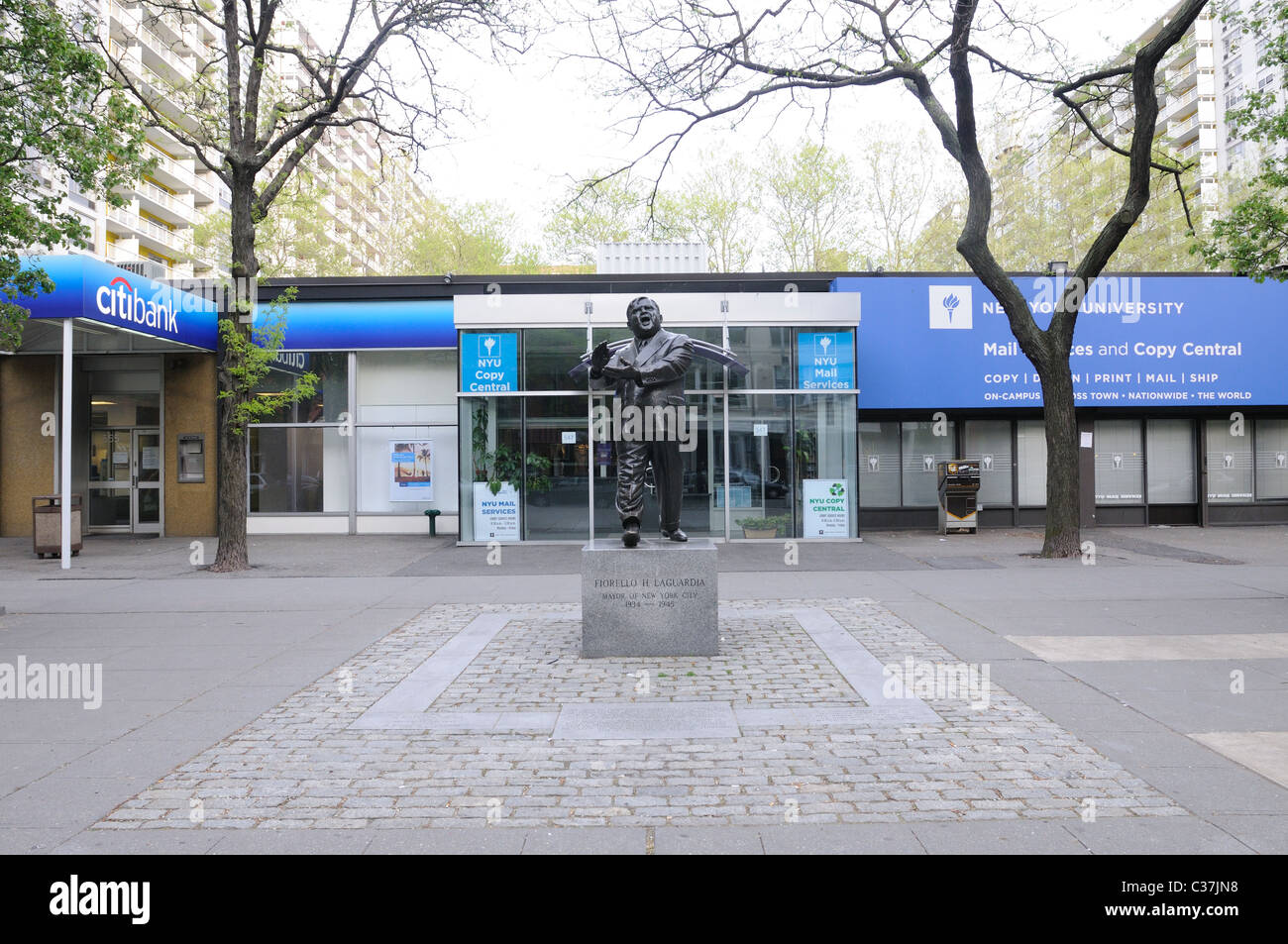 La statua di ex sindaco di New York City Fiorello la Guardia a Laguardia posto tra Bleecker Street e West terza strada. Foto Stock