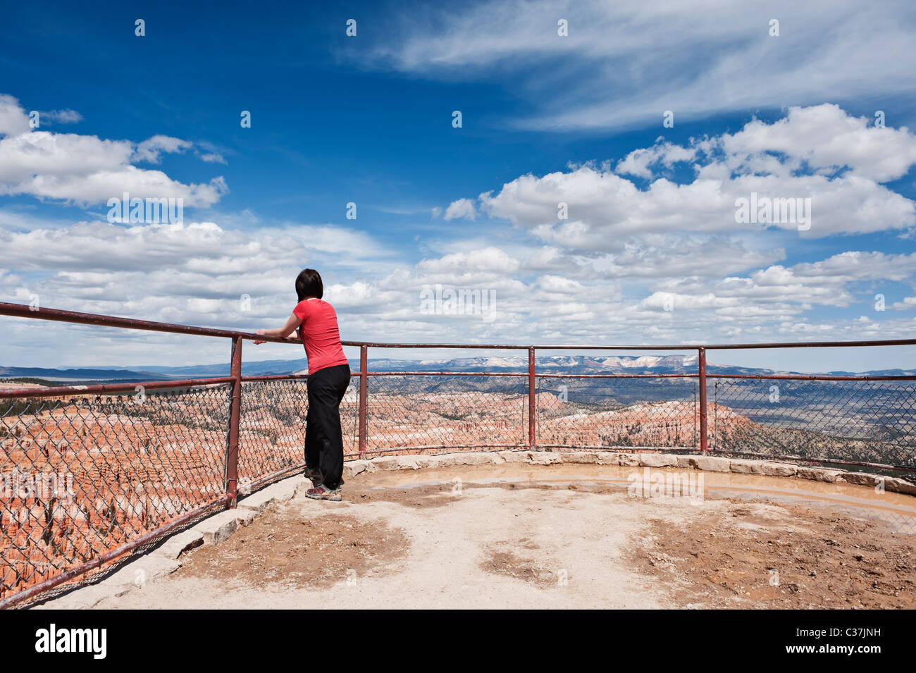 Turista femminile gode di vista dal punto di ispirazione, parco nazionale di Bryce Canyon, Utah, Stati Uniti d'America Foto Stock
