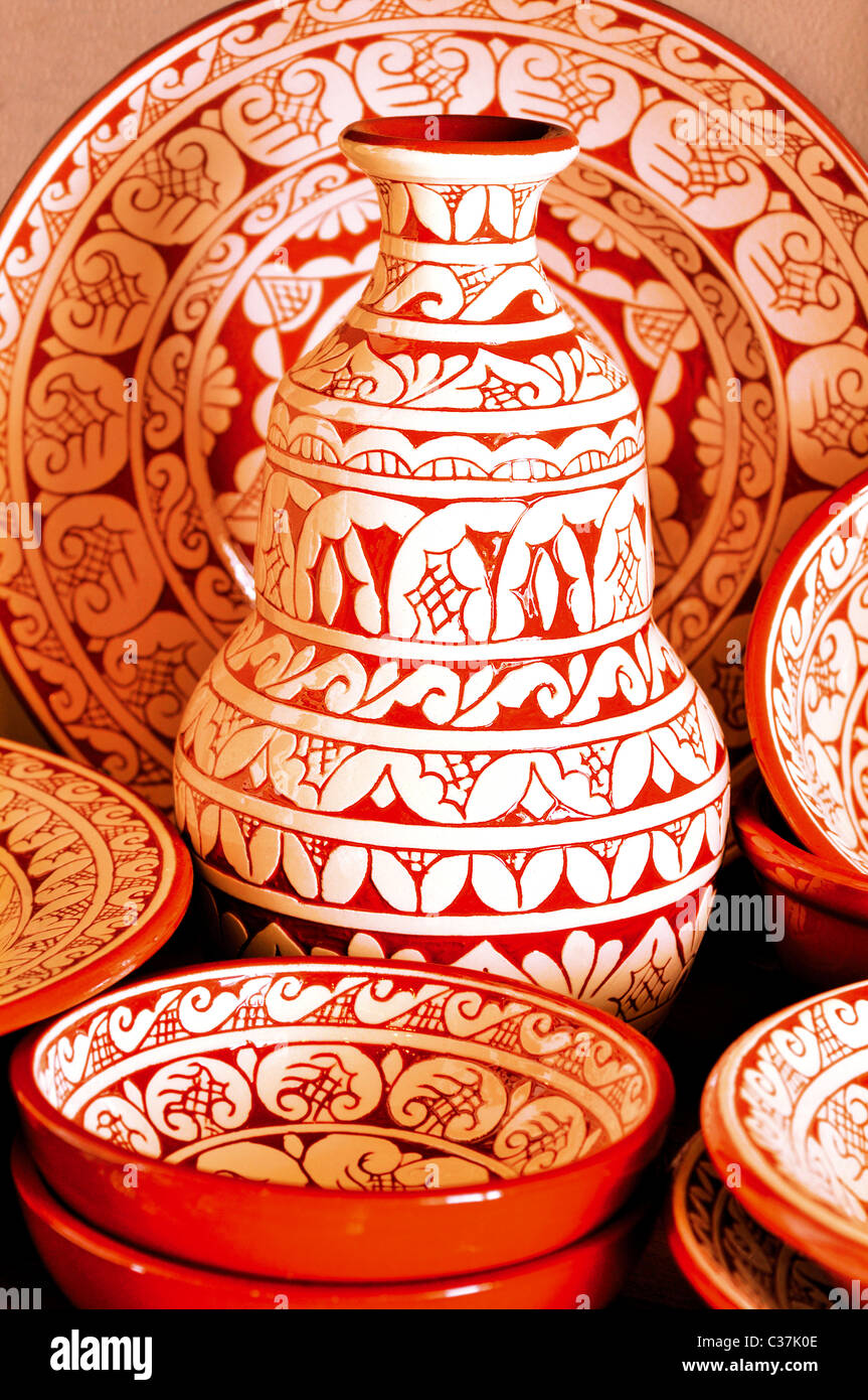 Portogallo Alentejo: ceramiche tipiche con specifica tecnica inciso nel negozio di ceramica 'Mufla' in Monsaraz Foto Stock
