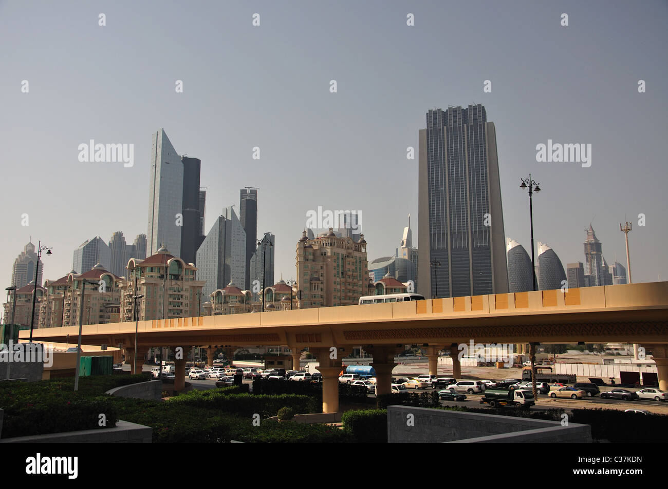 Vista della città e di Doha Street cavalcavia, il centro cittadino di Dubai e Centro commerciale di Dubai, Emirati Arabi Uniti Foto Stock