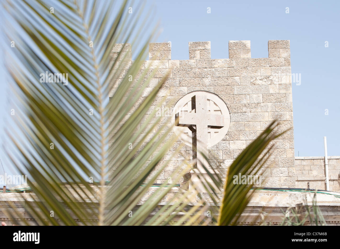 La domenica delle palme i rami ondata di fronte la chiesa di Betfage a Gerusalemme Est, noto anche come "Domenica delle Palme Chiesa". Foto Stock