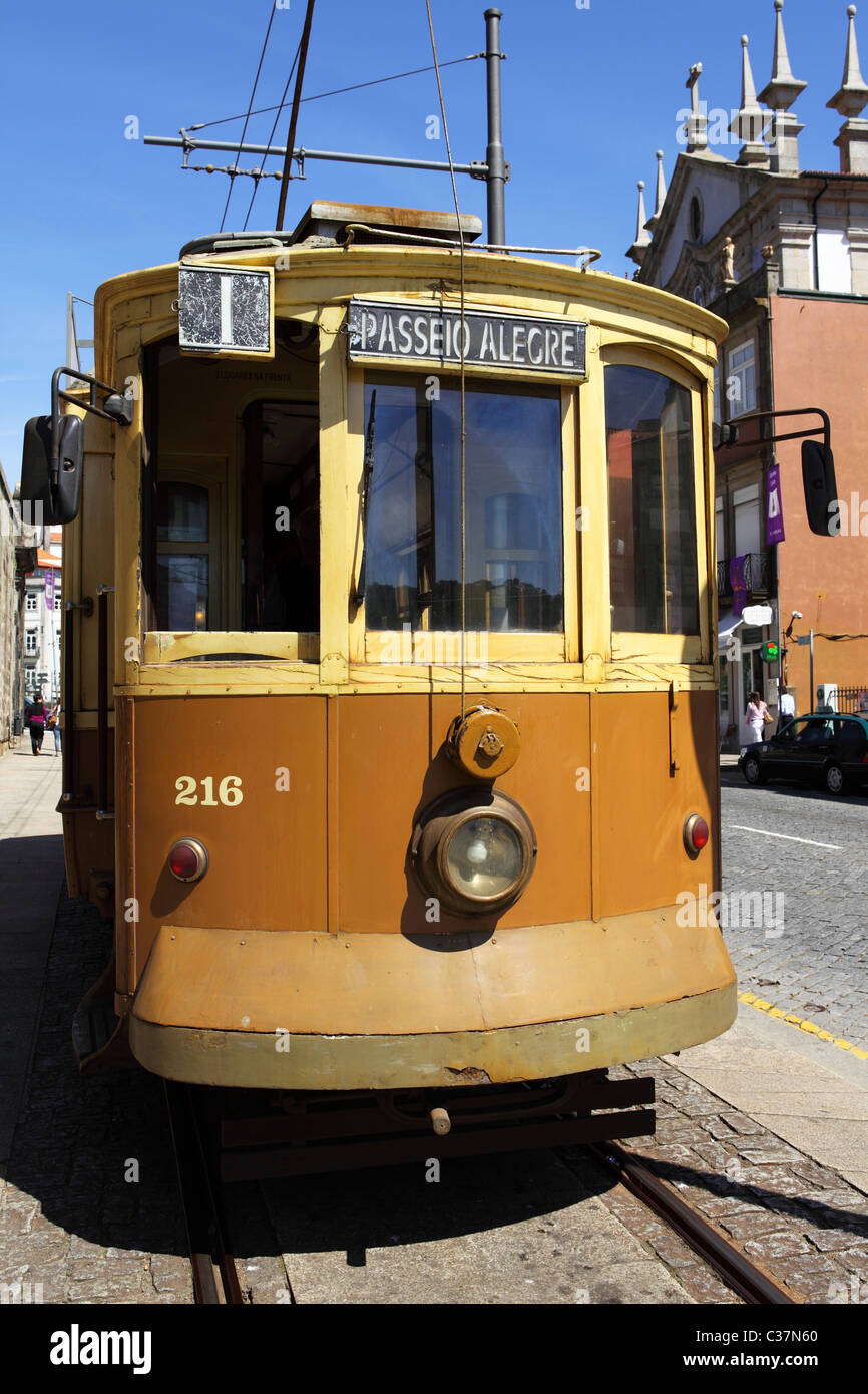 Un tram storico corre lungo un percorso panoramico nel centro di Porto, Portogallo. Foto Stock