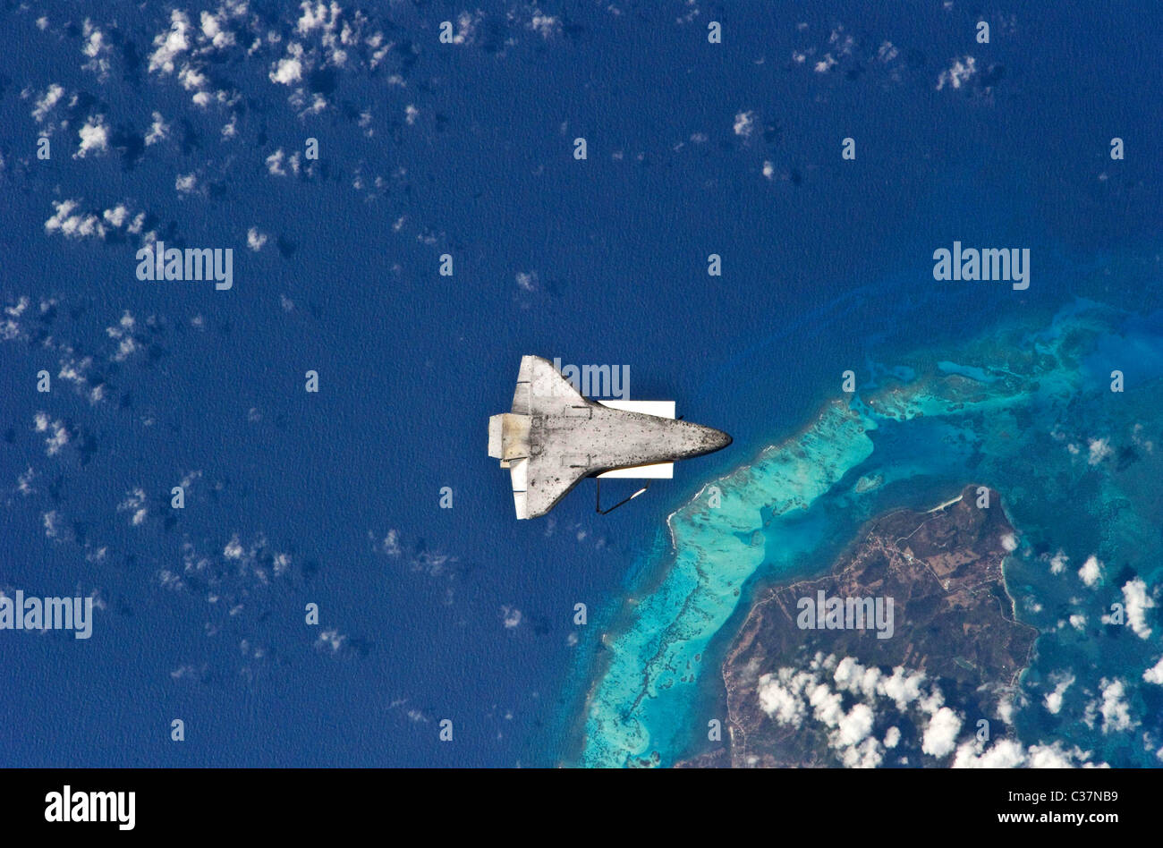 Lo space shuttle Discovery in orbita Foto Stock