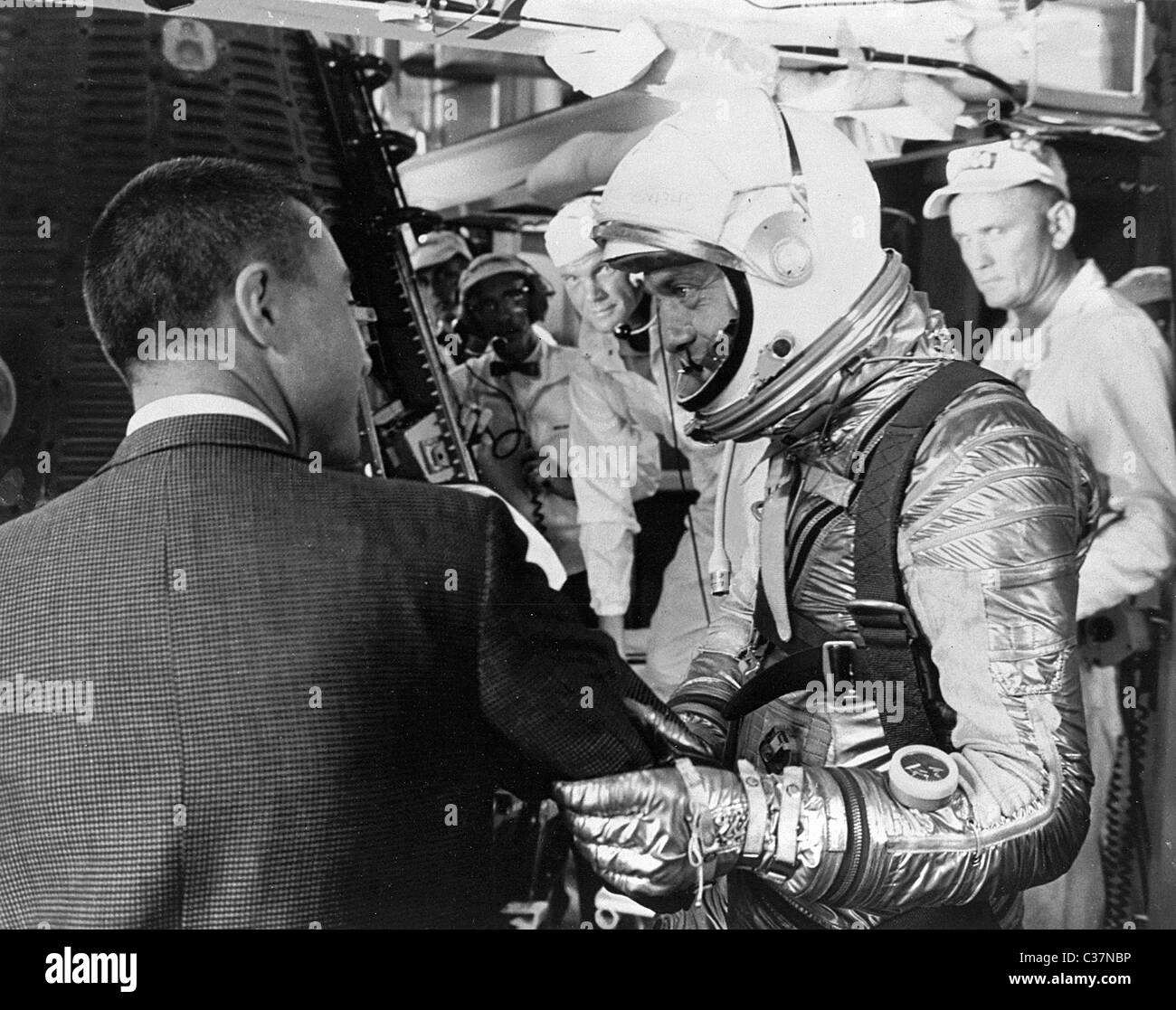 Il mercurio astronauta Gus Grissom auguri Alan Shepard buona fortuna come egli riceve nella sua capsula di mercurio, doppiato libertà 7. Foto Stock