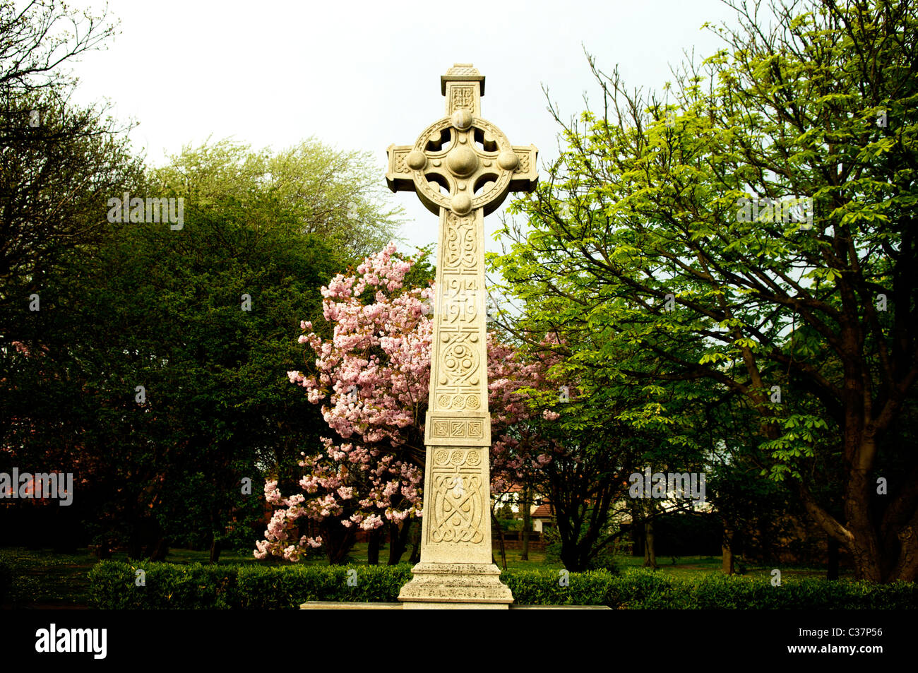 Celtic cross memoriale di guerra in primavera Foto Stock