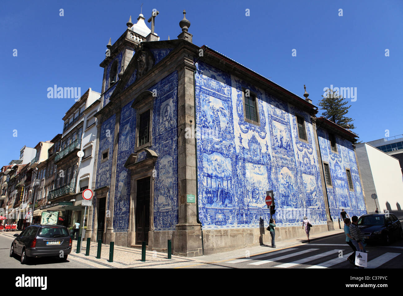 La Cappella Almas (Capela das Almas) in Rua de Santa Catarina a Porto, Portogallo. Foto Stock