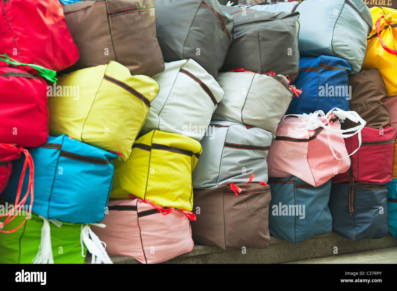 Il grande multi-sacchetti colorati con le merci Foto Stock