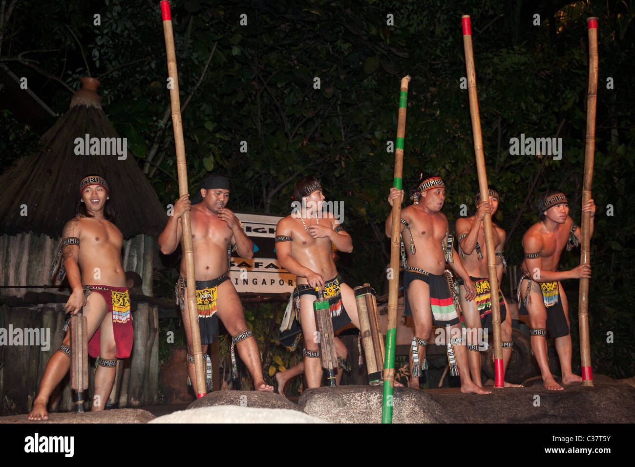 Mangiatori di fuoco e gli animatori al Singapore safari notturno Foto Stock