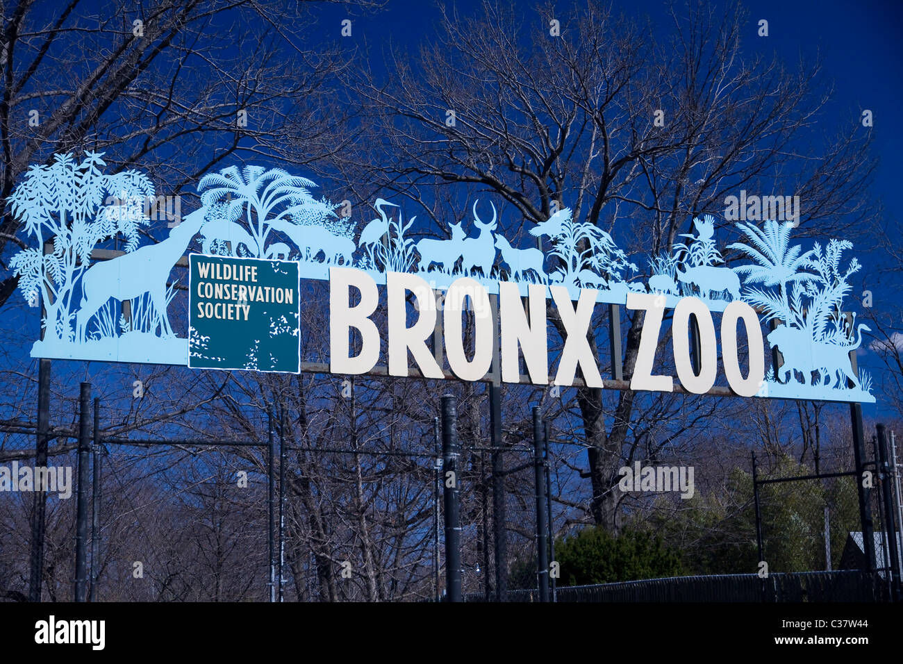 New York, NY - Marzo 29, 2011: Bronx Zoo firmare all'entrata del parcheggio contro il cielo blu Foto Stock