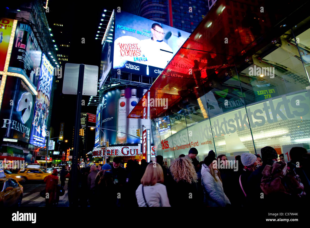 New York, NY - Gennaio 22, 2011: Times Square persone sulla linea per TKTS Broadway Biglietti Foto Stock