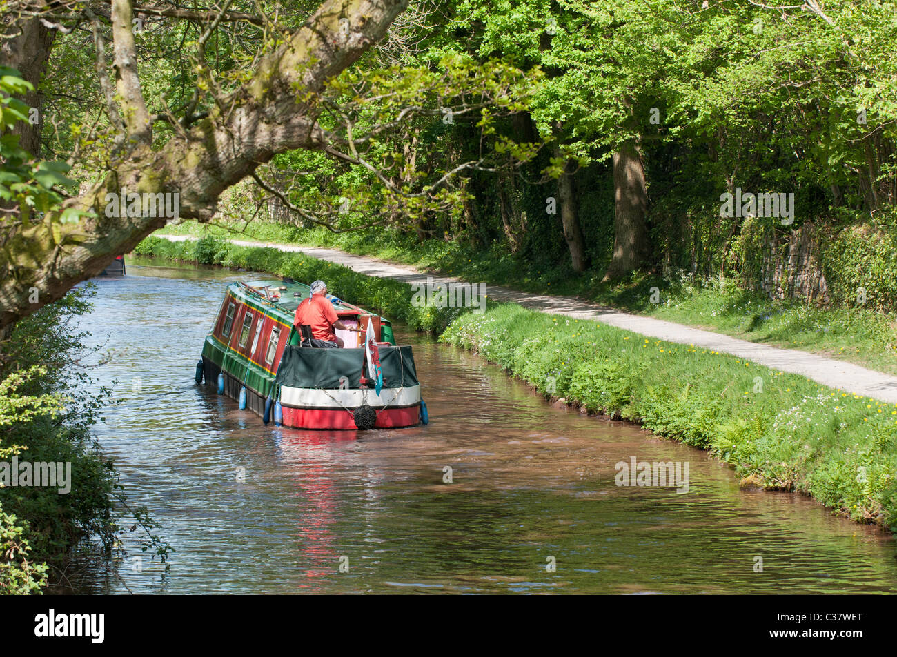 Un uomo su una piccola barca di Monmouthshire e Brecon canal vicino Llangynidr, Gwent Foto Stock