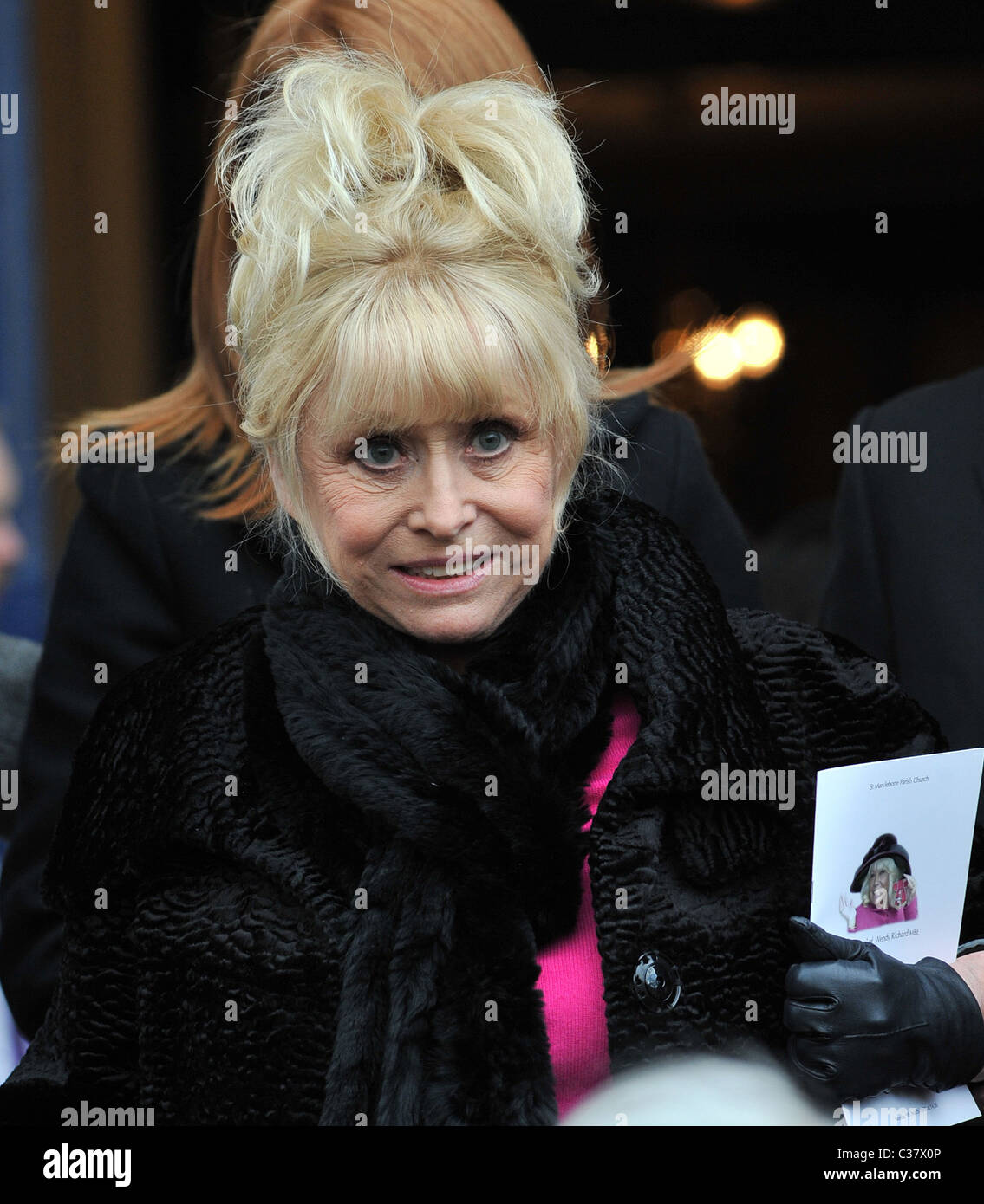 Barbara Windsor il funerale di Wendy Richard tenutosi presso la chiesa di Saint Mary Marylebone Londra Inghilterra - 09.03.09 : Foto Stock