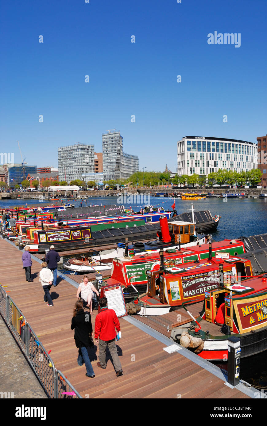 Narrowboats ormeggiata in banchina Salthouse ( Albert Dock tourist area ) in Liverpool Docks per la molla sul lungomare festival. Foto Stock